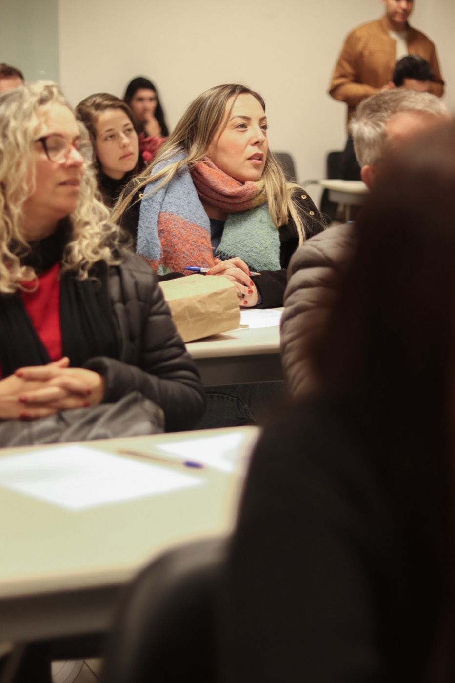 Participantes anotando durante a aula