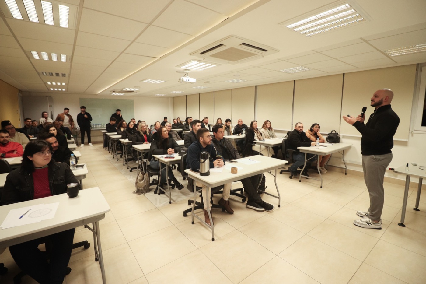 Turma em sala de treinamento assistindo ao Fabiel